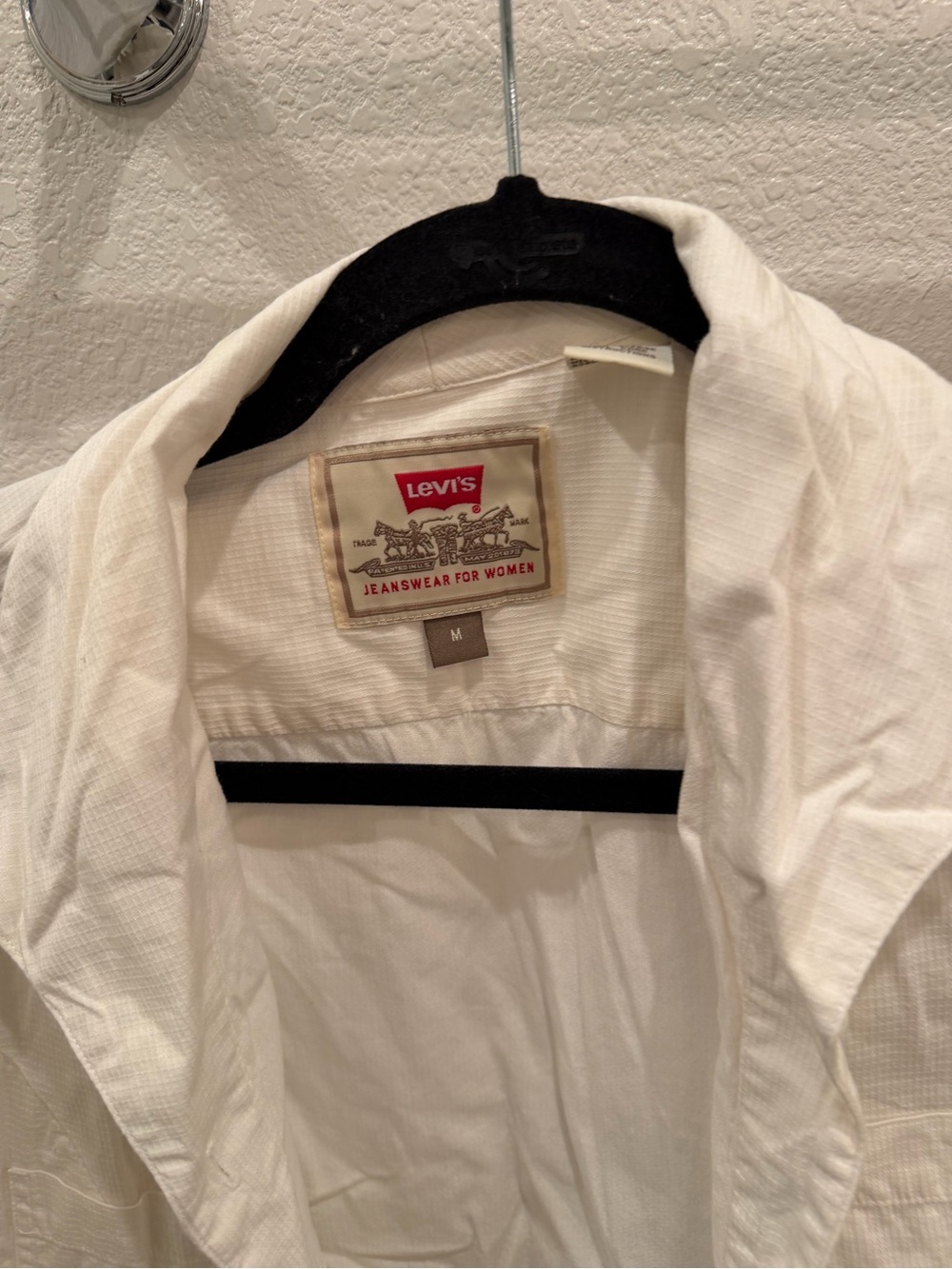 Levi’s white collared button down - Picture 2 of 6
